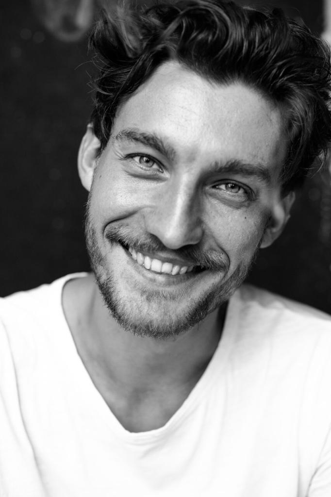 виктор михайлов ведущий. виктор михайлов. артист виктор михайлов. Victor модель. артист виктор михайлов.